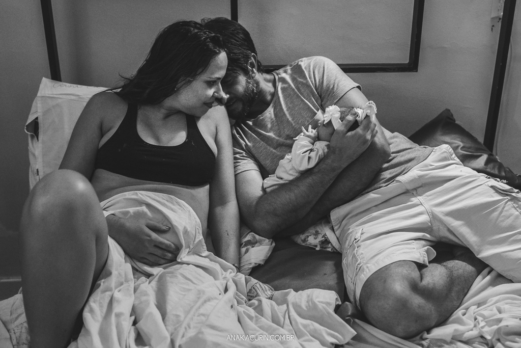 Parto normal humanizado de Maria Julia, filha de Vitor Paravidino e Tatiana Henriques, que aconteceu na Casa de Parto Davi Capistrano em Realengo, Rio de Janeiro, a famosa Casinha, fotografado por Ana Kacurin.