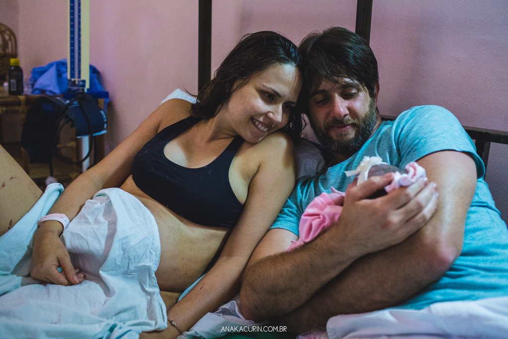 Parto normal humanizado de Maria Julia, filha de Vitor Paravidino e Tatiana Henriques, que aconteceu na Casa de Parto Davi Capistrano em Realengo, Rio de Janeiro, a famosa Casinha, fotografado por Ana Kacurin.