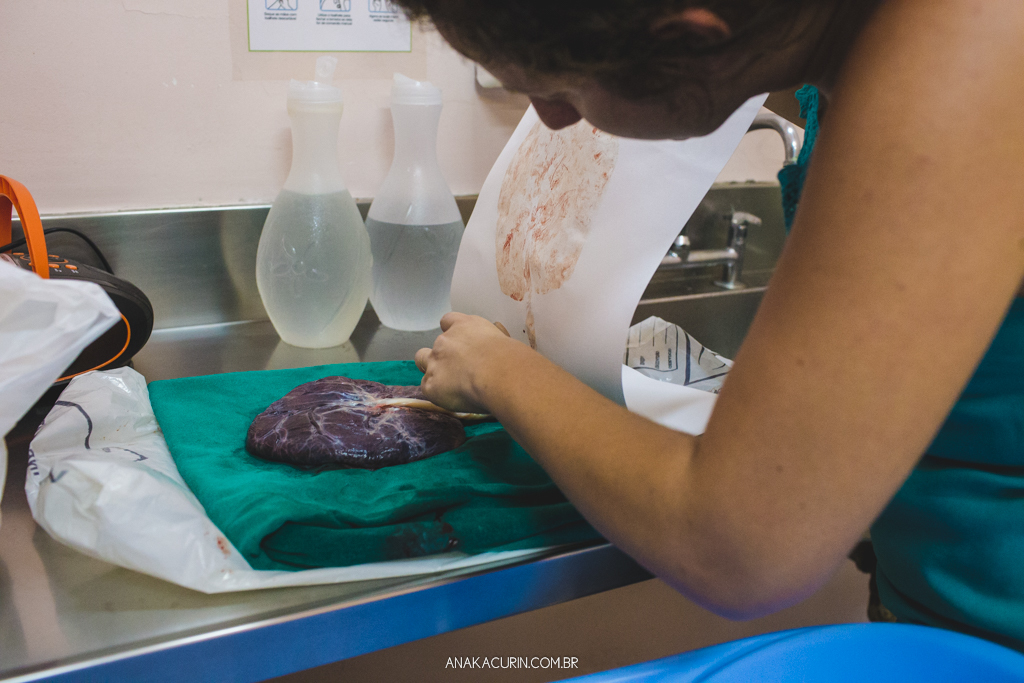 Parto normal humanizado de Maria Julia, filha de Vitor Paravidino e Tatiana Henriques, que aconteceu na Casa de Parto Davi Capistrano em Realengo, Rio de Janeiro, a famosa Casinha, fotografado por Ana Kacurin.