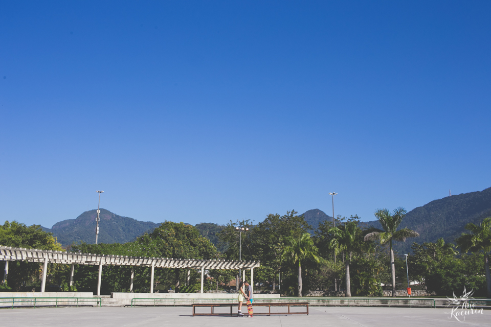 Ensaio de casal fotografado por Ana Kacurin no Parque dos PAtins na Lagoa Rodrigo de Freitas no Rio de Janeiro - RJ.