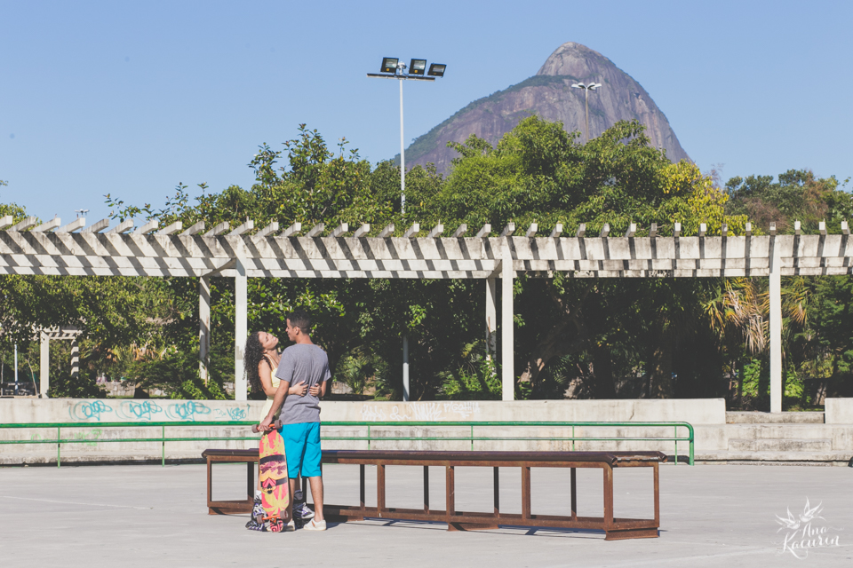 Ensaio de casal fotografado por Ana Kacurin no Parque dos PAtins na Lagoa Rodrigo de Freitas no Rio de Janeiro - RJ.