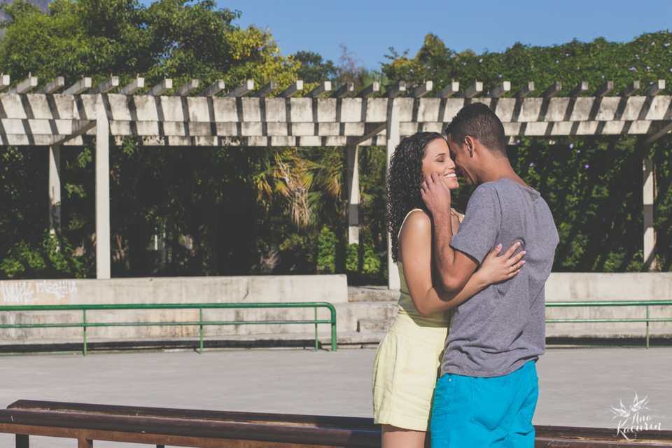 Ensaio de casal fotografado por Ana Kacurin no Parque dos PAtins na Lagoa Rodrigo de Freitas no Rio de Janeiro - RJ.