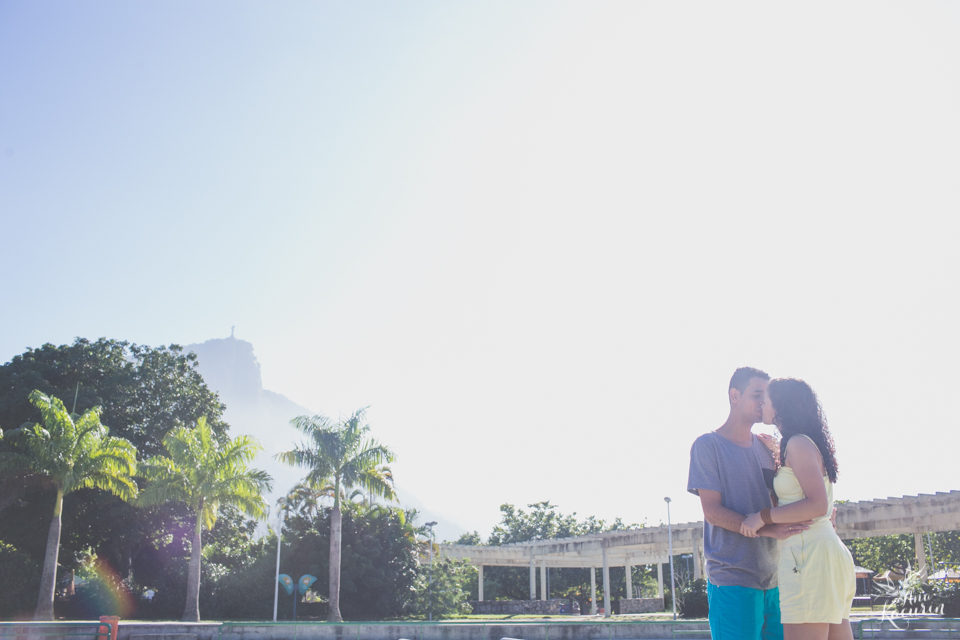 Ensaio de casal fotografado por Ana Kacurin no Parque dos PAtins na Lagoa Rodrigo de Freitas no Rio de Janeiro - RJ.