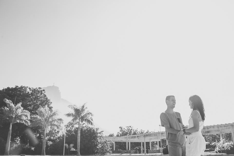 Ensaio de casal fotografado por Ana Kacurin no Parque dos PAtins na Lagoa Rodrigo de Freitas no Rio de Janeiro - RJ.