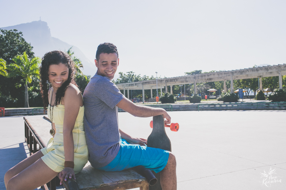 Ensaio de casal fotografado por Ana Kacurin no Parque dos PAtins na Lagoa Rodrigo de Freitas no Rio de Janeiro - RJ.