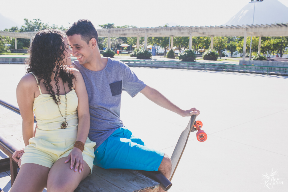 Ensaio de casal fotografado por Ana Kacurin no Parque dos PAtins na Lagoa Rodrigo de Freitas no Rio de Janeiro - RJ.