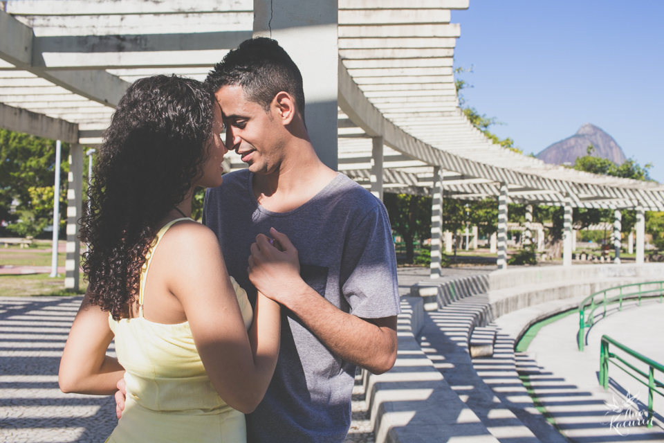 Ensaio de casal fotografado por Ana Kacurin no Parque dos PAtins na Lagoa Rodrigo de Freitas no Rio de Janeiro - RJ.