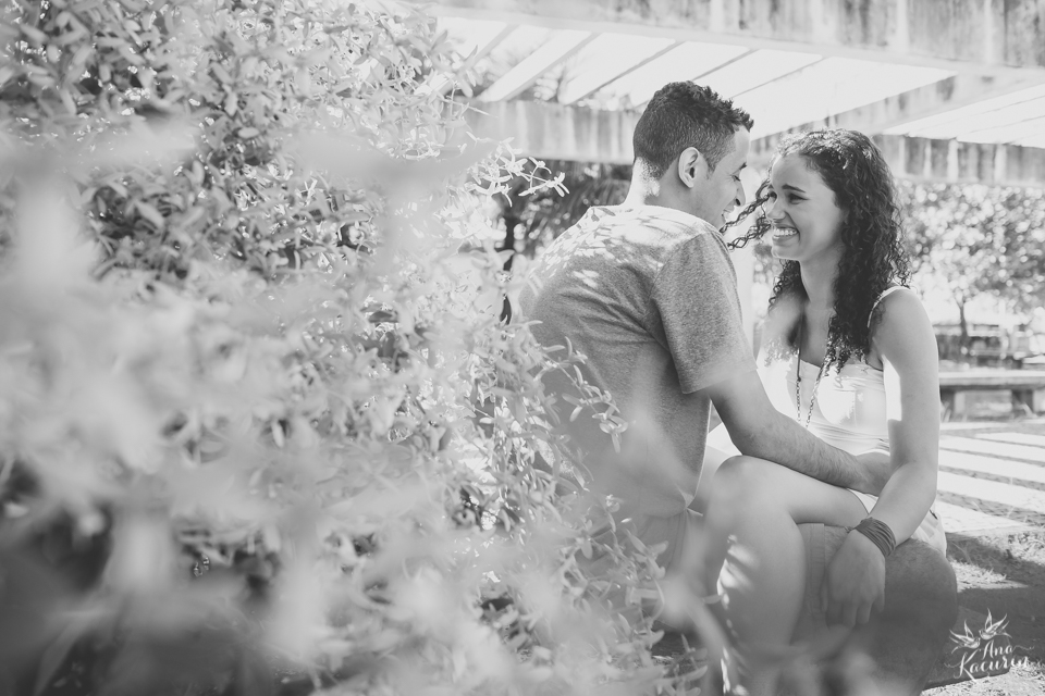 Ensaio de casal fotografado por Ana Kacurin no Parque dos PAtins na Lagoa Rodrigo de Freitas no Rio de Janeiro - RJ.