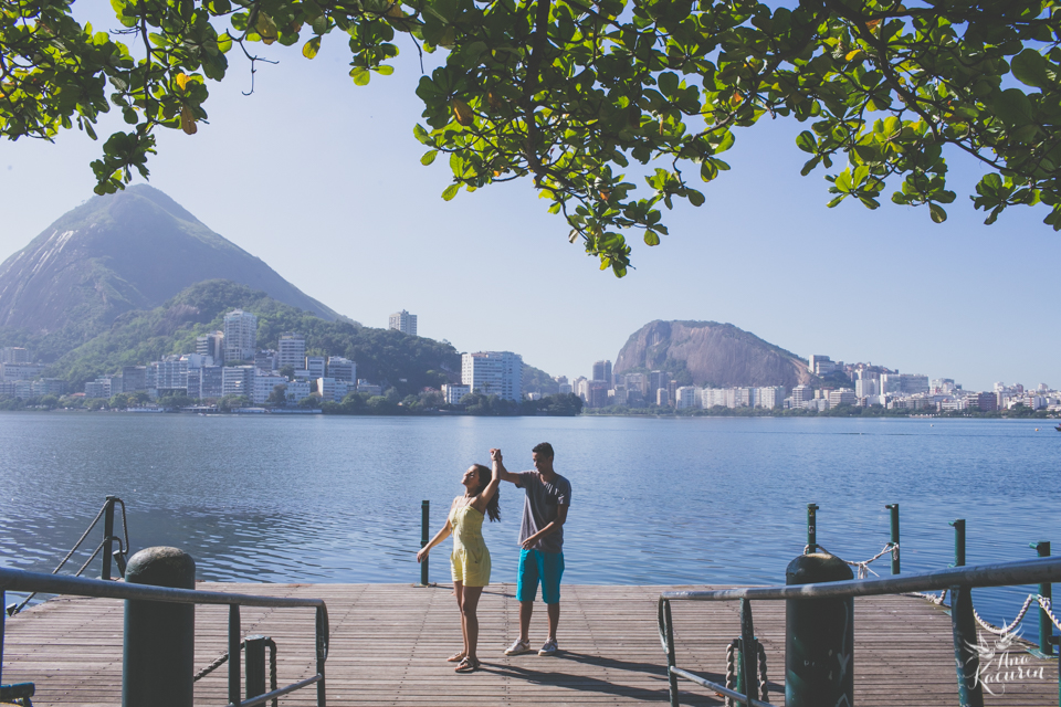 Ensaio de casal fotografado por Ana Kacurin no Parque dos PAtins na Lagoa Rodrigo de Freitas no Rio de Janeiro - RJ.