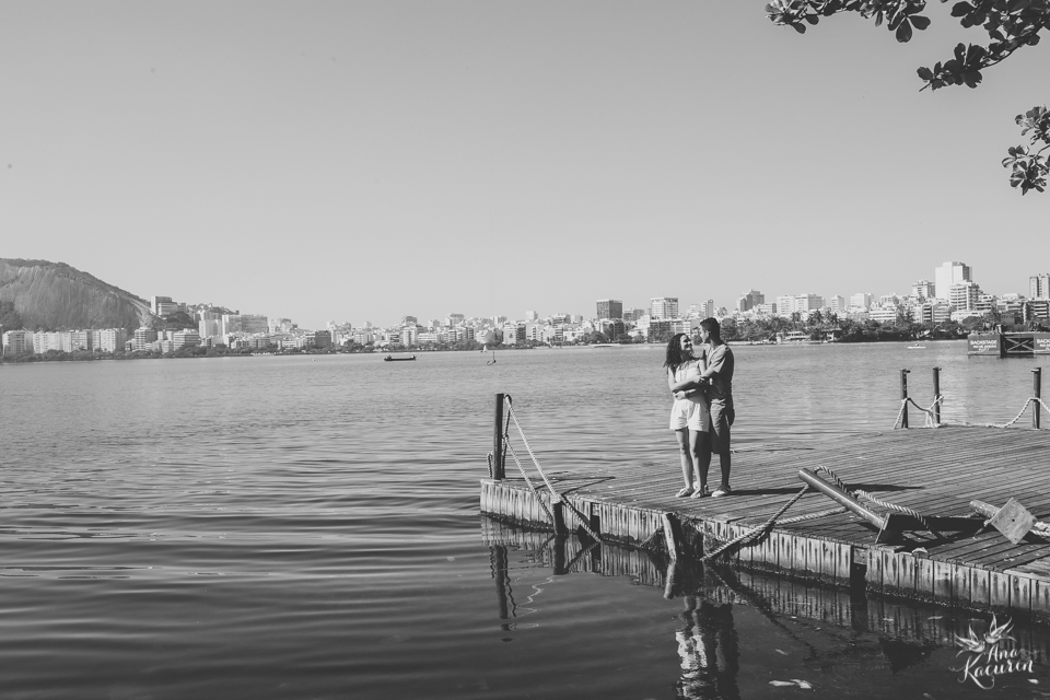 Ensaio de casal fotografado por Ana Kacurin no Parque dos PAtins na Lagoa Rodrigo de Freitas no Rio de Janeiro - RJ.