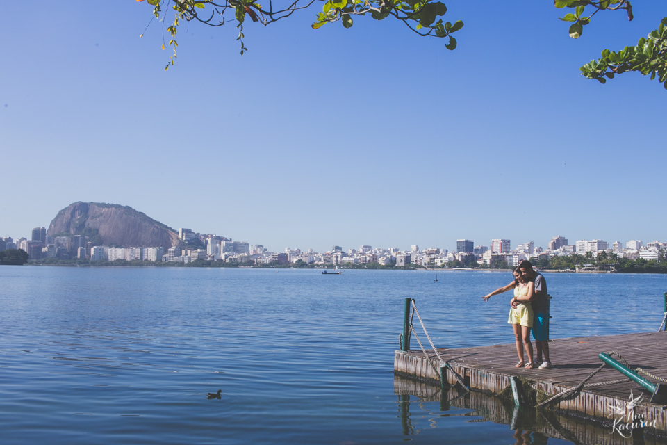 Ensaio de casal fotografado por Ana Kacurin no Parque dos PAtins na Lagoa Rodrigo de Freitas no Rio de Janeiro - RJ.