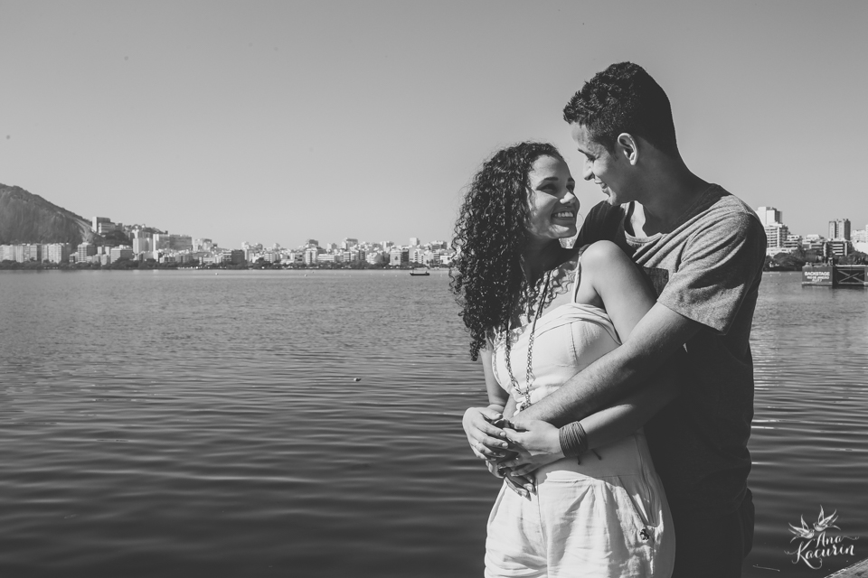 Ensaio de casal fotografado por Ana Kacurin no Parque dos PAtins na Lagoa Rodrigo de Freitas no Rio de Janeiro - RJ.