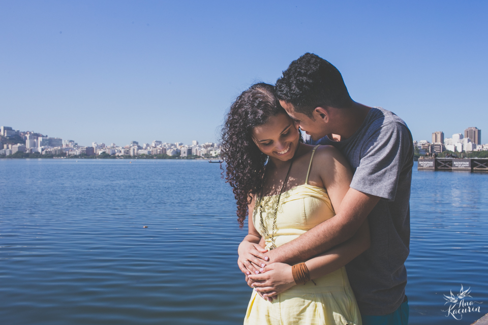Ensaio de casal fotografado por Ana Kacurin no Parque dos PAtins na Lagoa Rodrigo de Freitas no Rio de Janeiro - RJ.