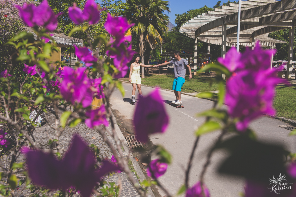 Ensaio de casal fotografado por Ana Kacurin no Parque dos PAtins na Lagoa Rodrigo de Freitas no Rio de Janeiro - RJ.