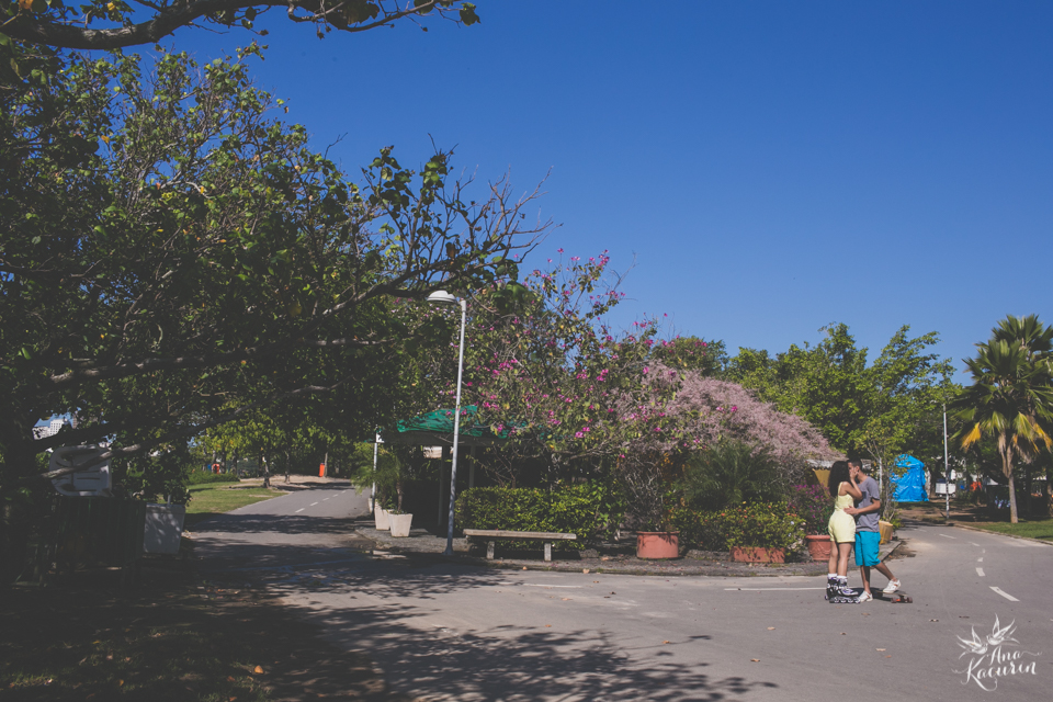 Ensaio de casal fotografado por Ana Kacurin no Parque dos PAtins na Lagoa Rodrigo de Freitas no Rio de Janeiro - RJ.