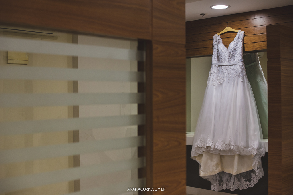 Vestido de noiva da estilista Nina Marinho pendurado