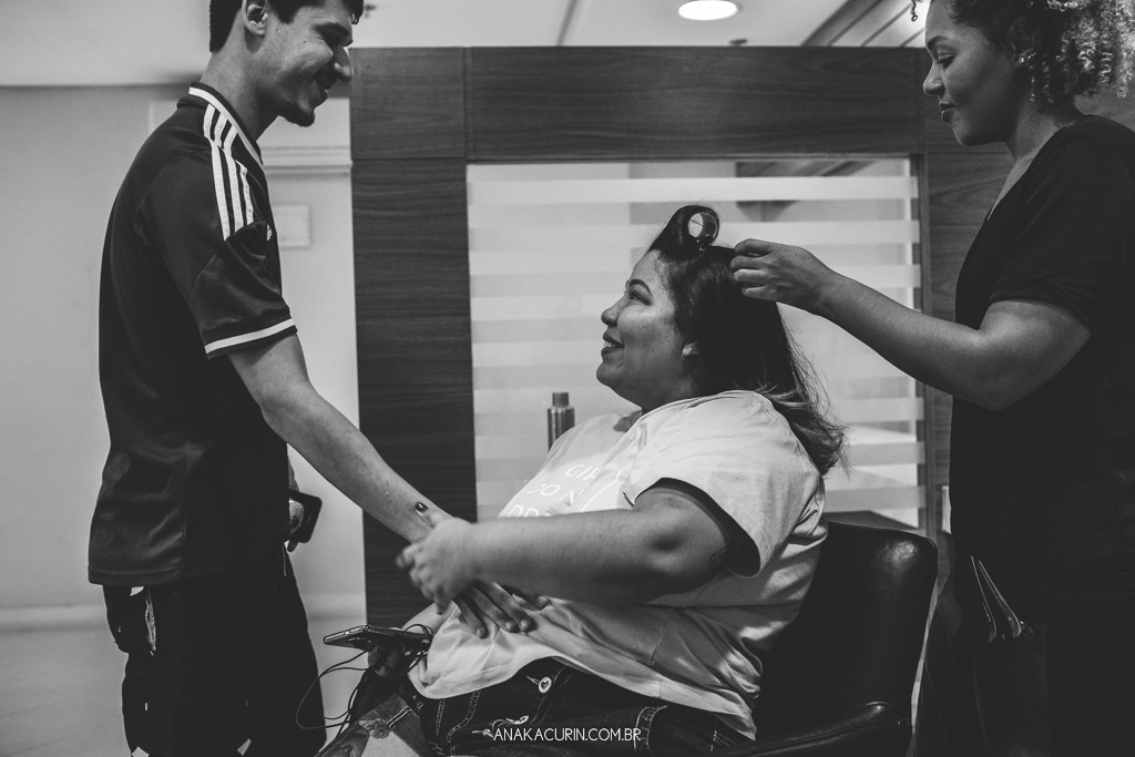 Noiva no making of recebendo carinho do noivo