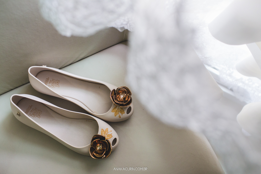 Melissa da noiva em baixo da barra do vestido