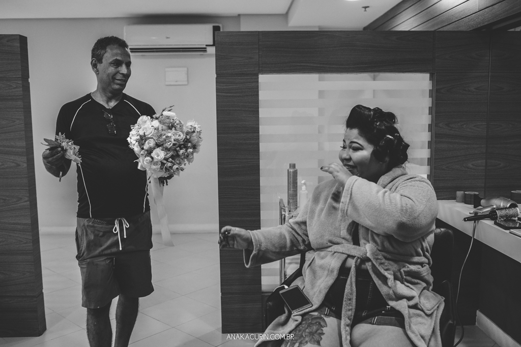 Pai da noiva entregando-lhe o buquê surpresa