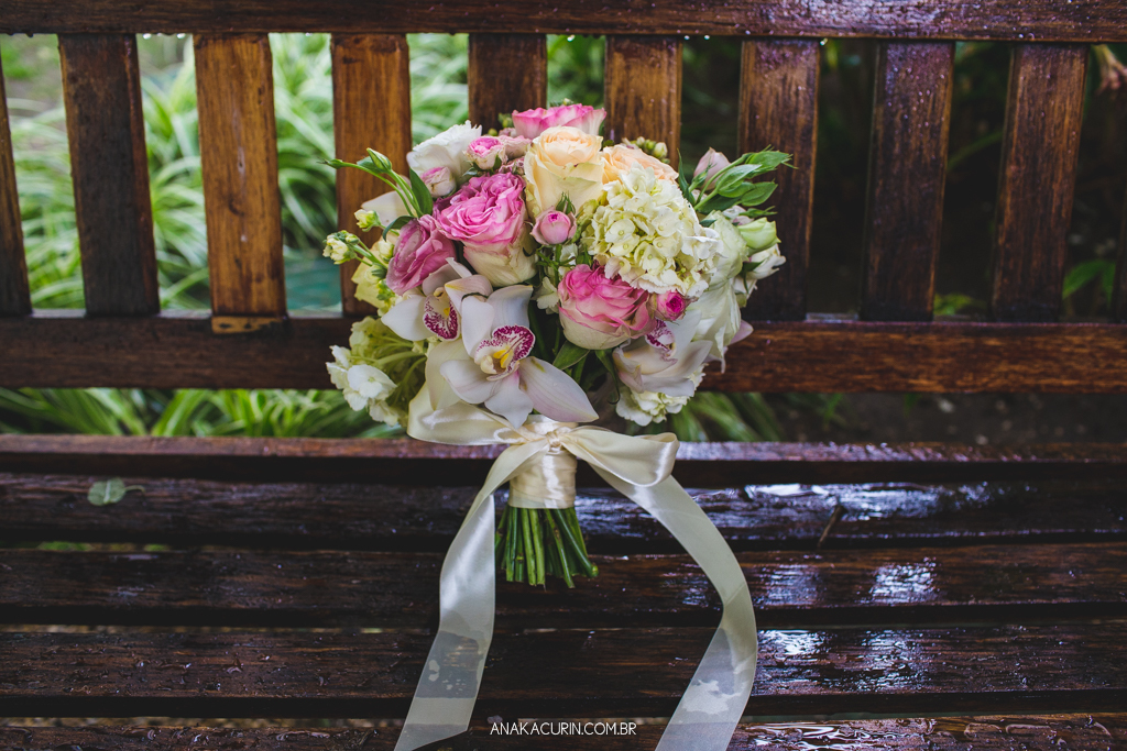 Buquê de casamento em banco rústico de madeira