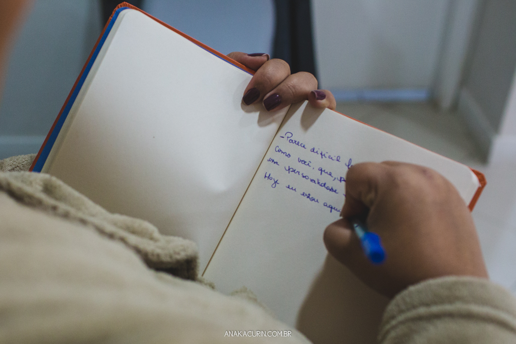 Noiva escrevendo votos