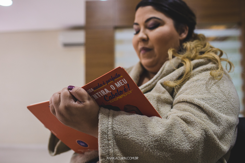 Noiva escrevendo votos