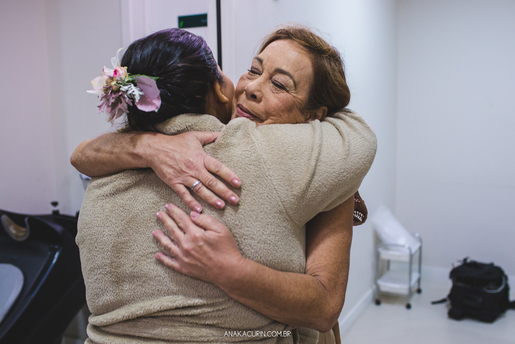 Noiva abraçando sua mãe no seu making of