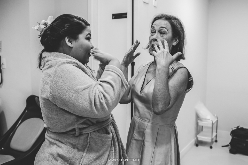 Mãe e noiva se abanando para não corarem ao se emocionarem com um abraço