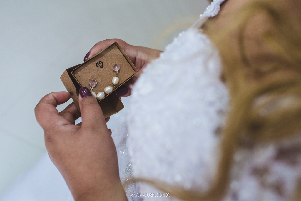 Noiva admirando seus brincos