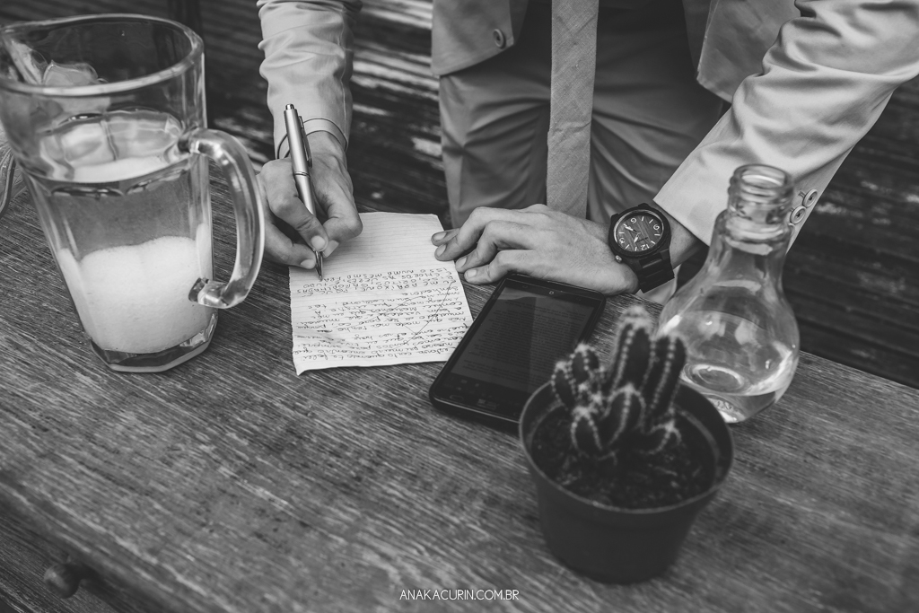 Noivo escrevendo seus votos antes da cerimônia