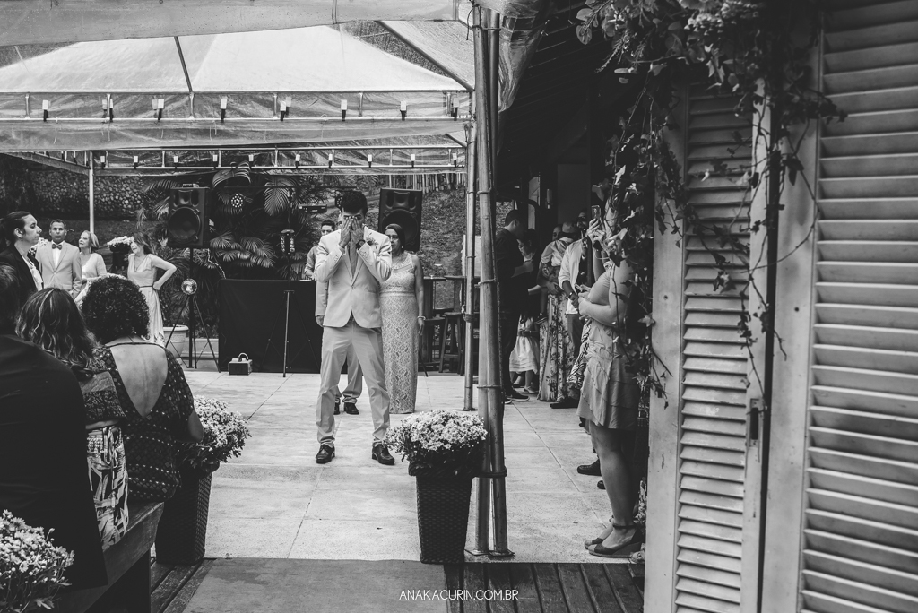 Noivo emocionado prestes a entrar na cerimônia