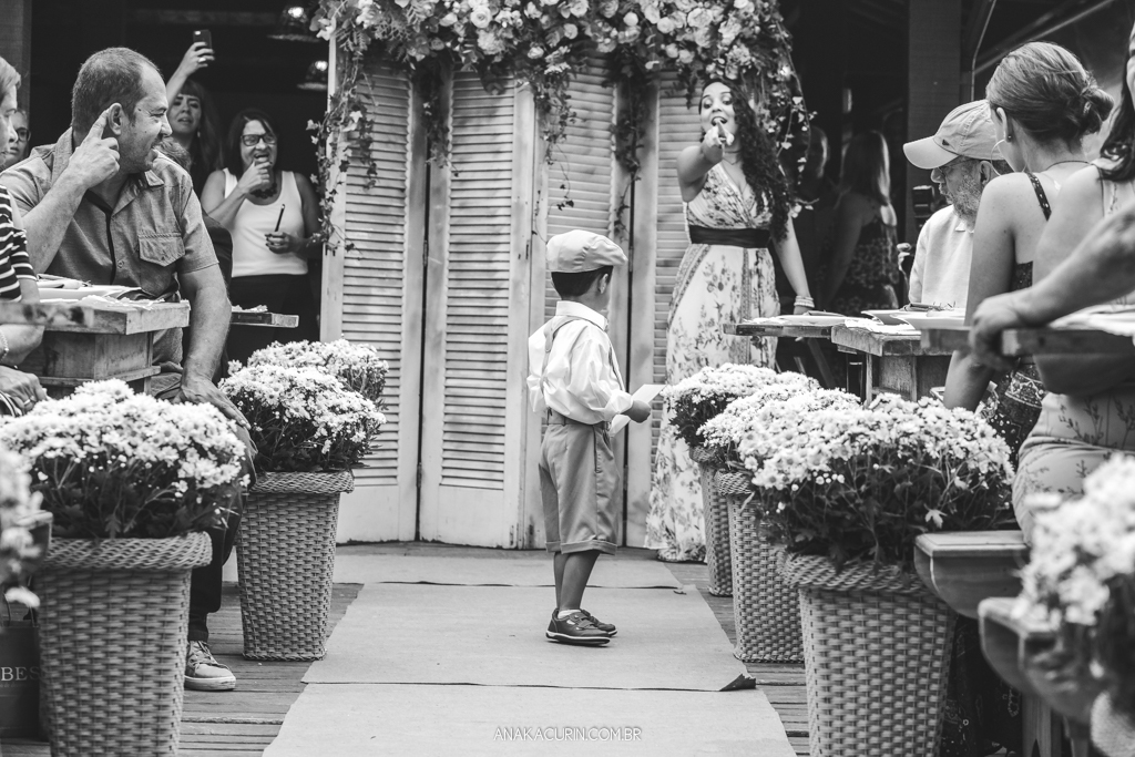 Pajem chorando ao entrar na cerimônia