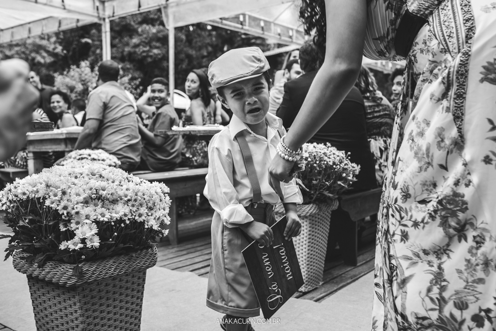 Pajem chorando ao entrar na cerimônia