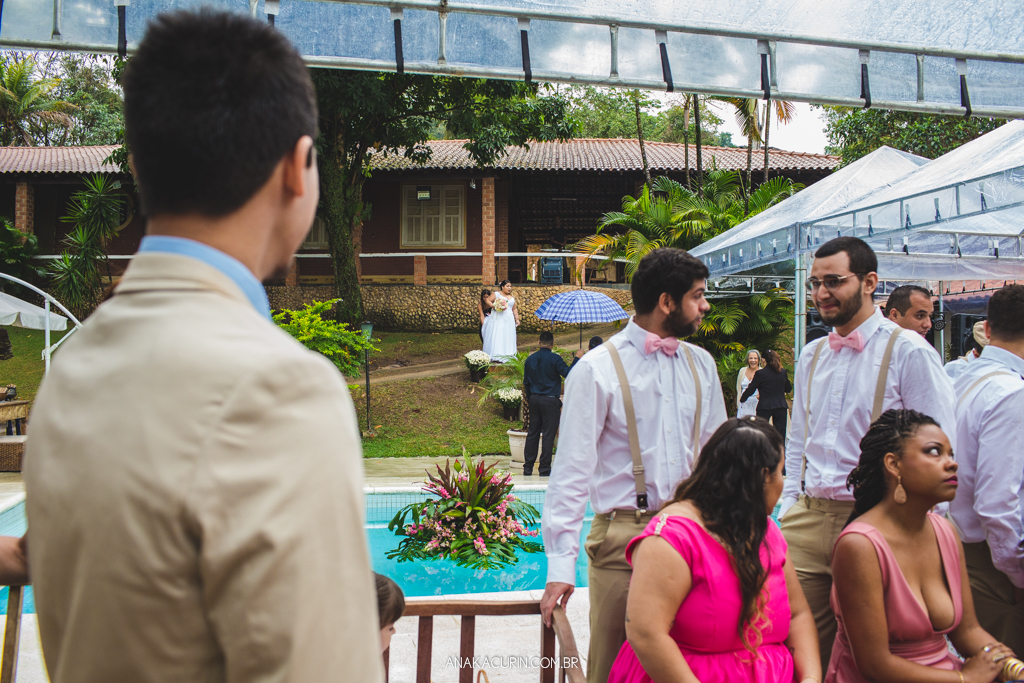 Noivo se emocionando ao avistar a noiva entrando