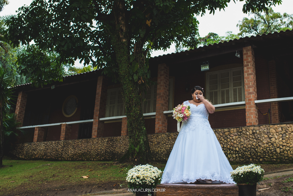 Noiva emocionada ao entrar na cerimônia