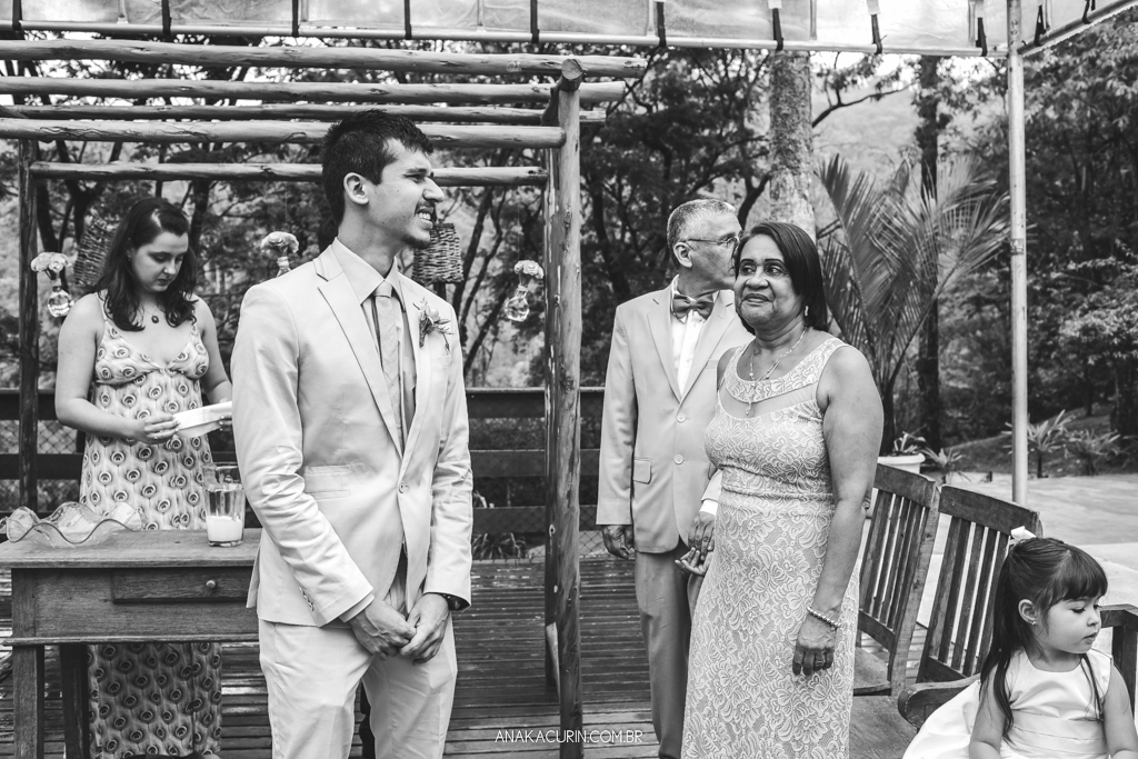 Noivo se emocionando ao avistar a noiva entrando