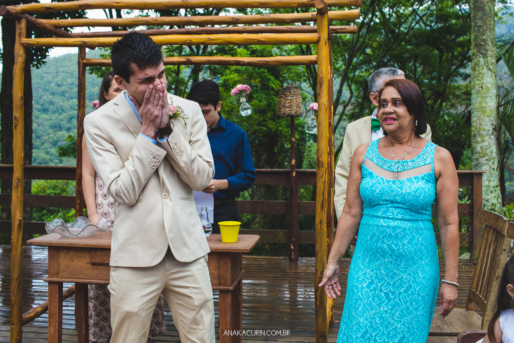 Noivo se emocionando ao avistar a noiva entrando