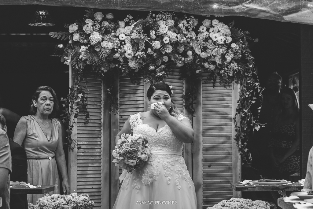 Noiva emocionada ao entrar na cerimônia