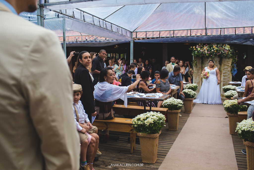 Noiva emocionada ao entrar na cerimônia