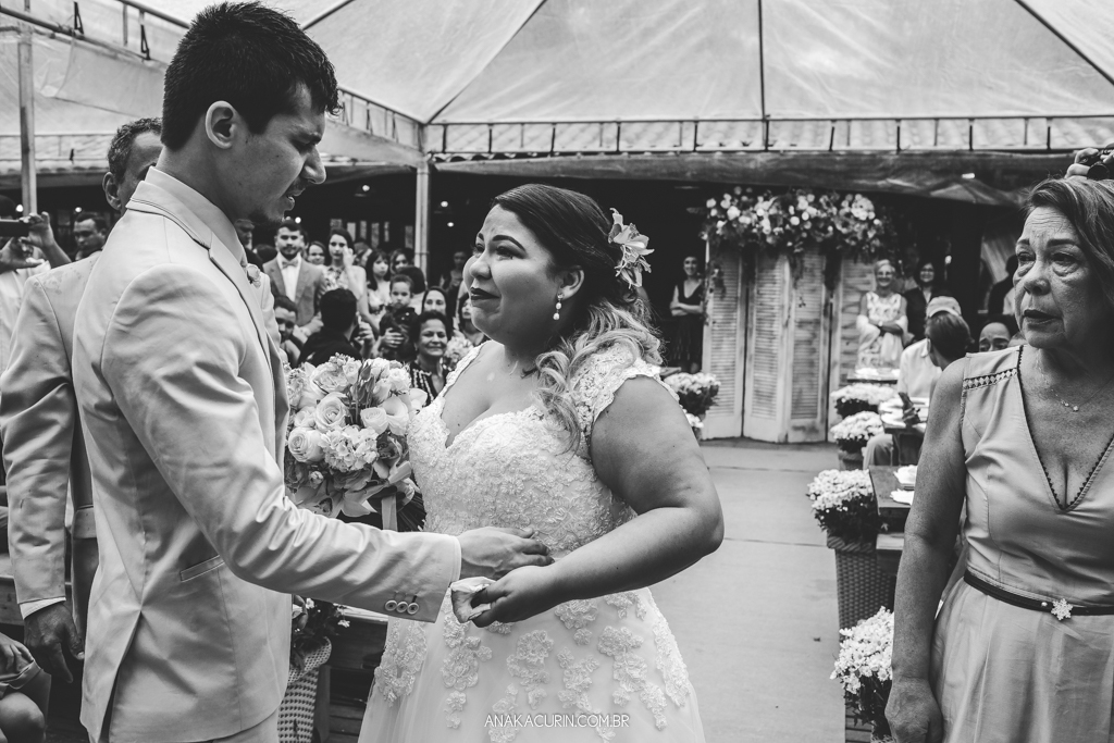 Noivos emocionados na entrada da cerimônia