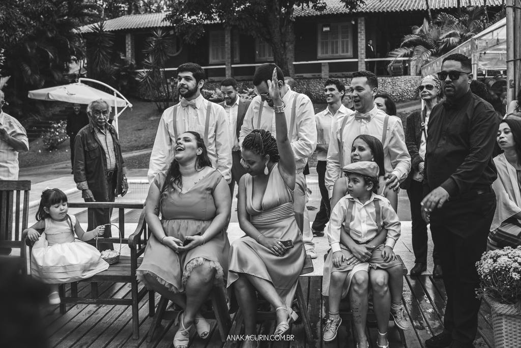 Padrinhos e madrinhas emocionados com a entrada da noiva e recepção do noivo.