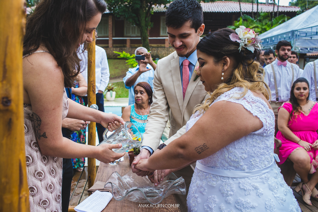 Noivo e noiva em cerimônia de purificação e lavagem das mãos.