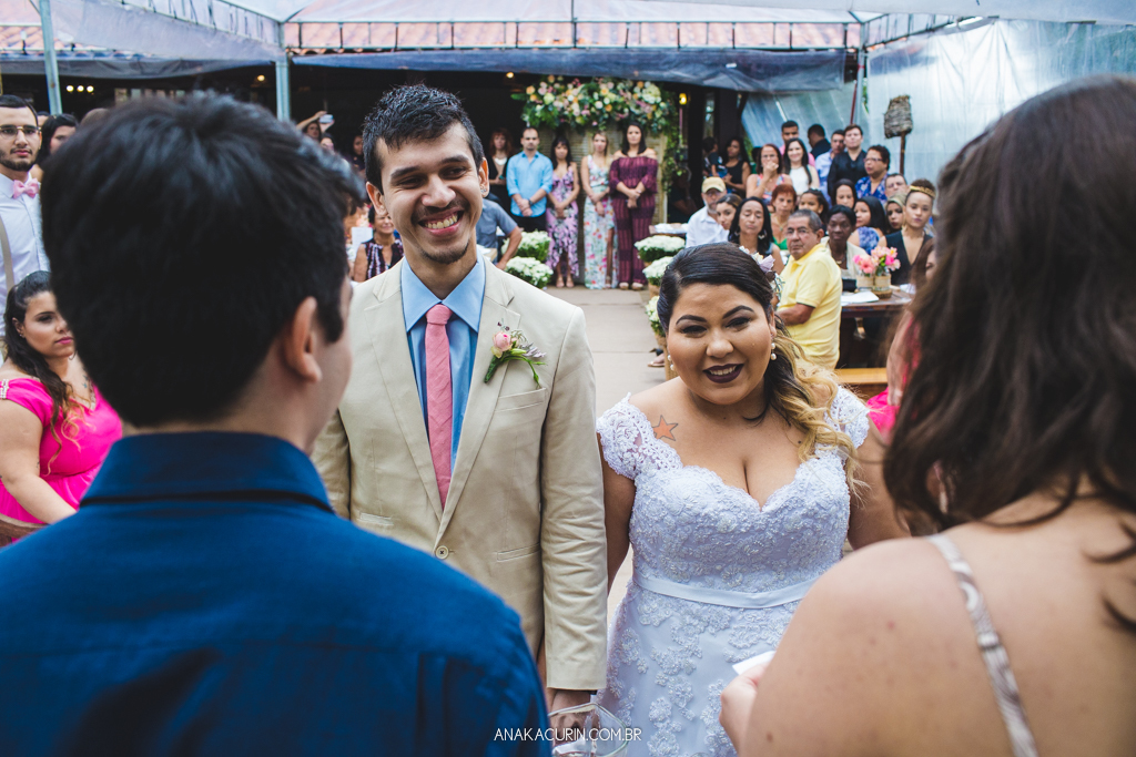 Noivo e noiva sorrindo em cerimônia de casamento