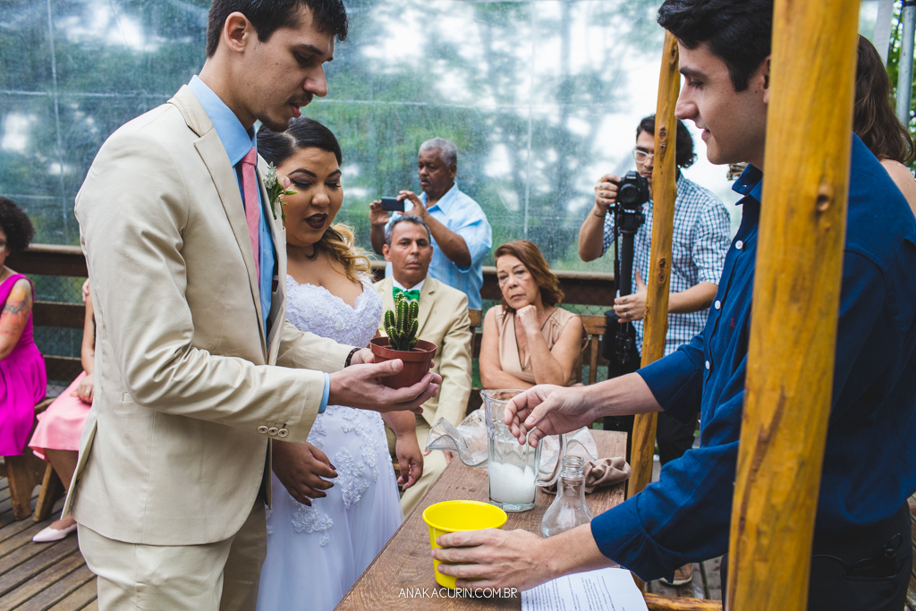 Noivo e noiva plantam um cactus em cerimônia de casamento