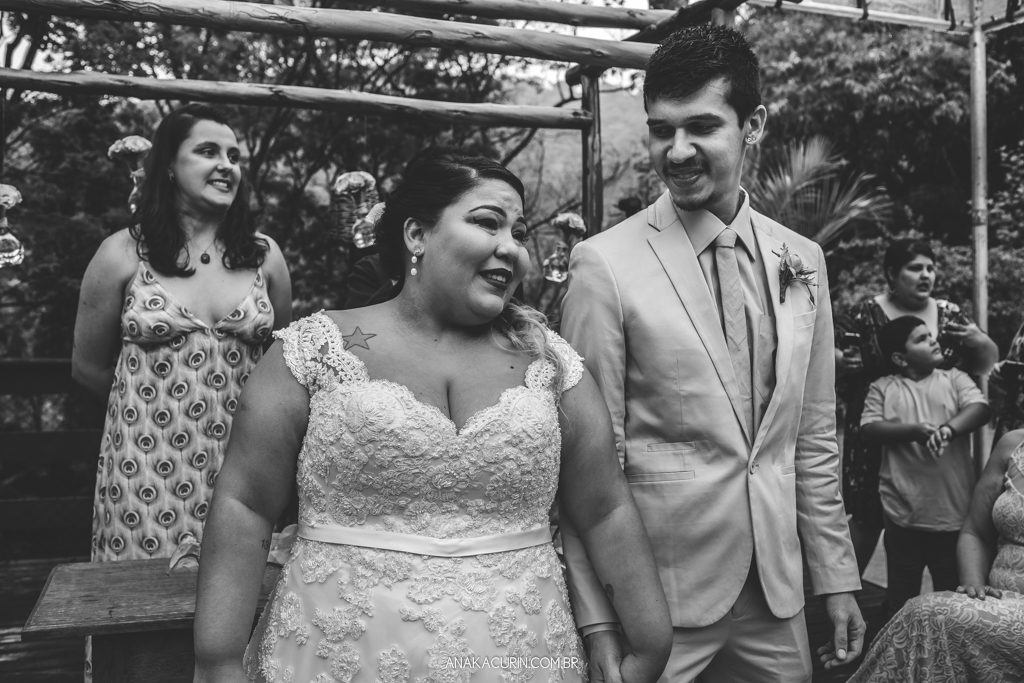 Noivo olha para noiva emocionada em cerimônia de casamento