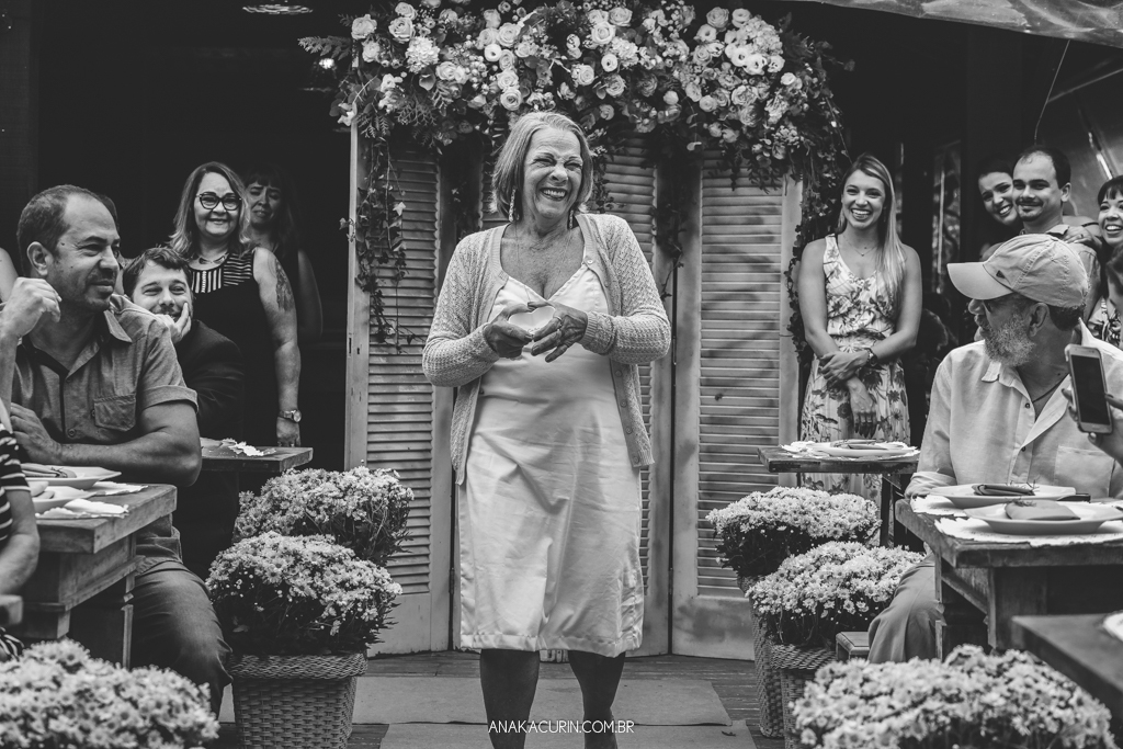 Avó da noiva entrando com as alianças em cerimônia de casamento