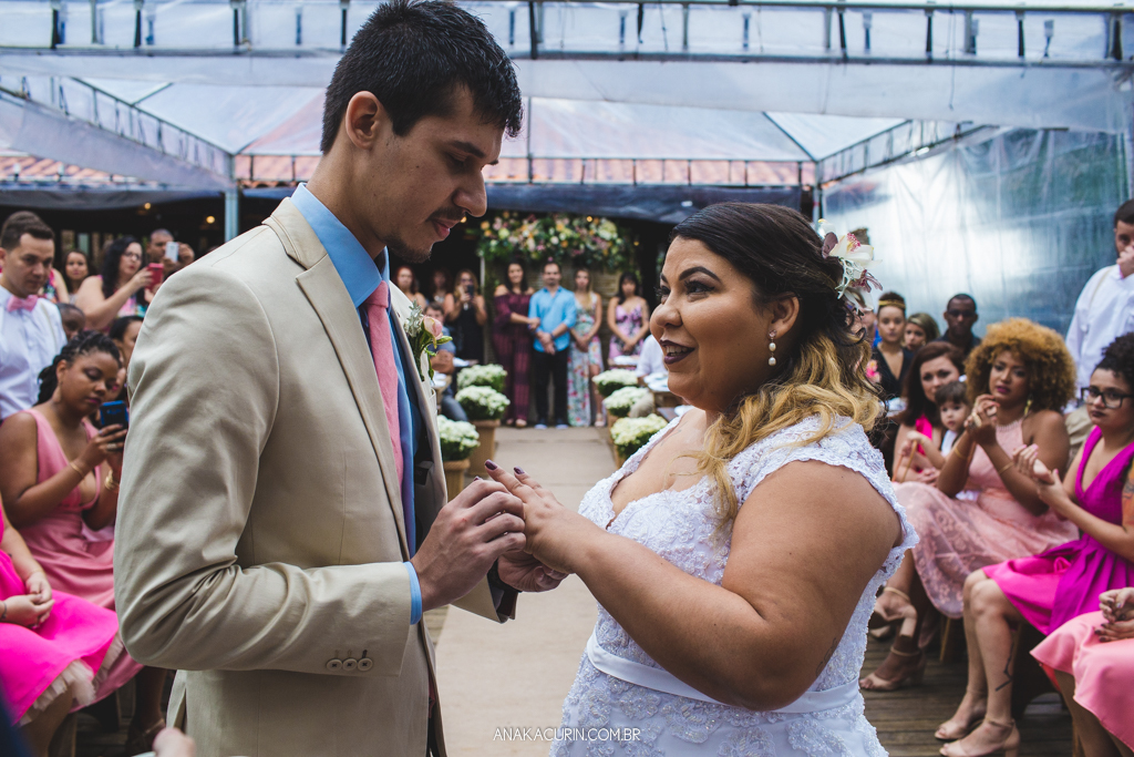 Emociante troca de alianças no casamento da blogueira Mariana Rodrigues e Diego Neves