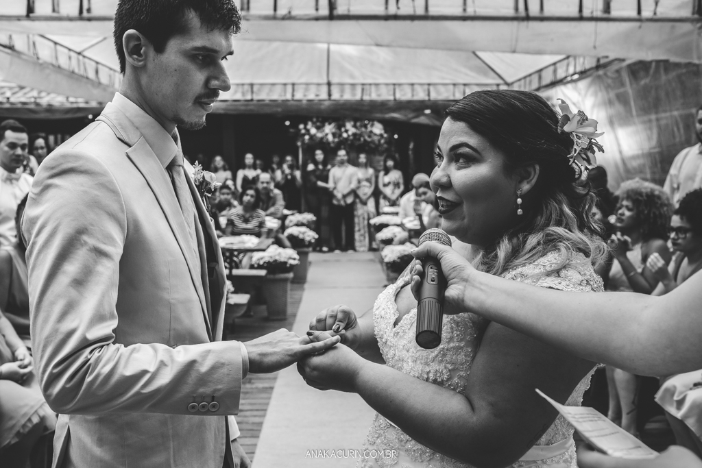 Emociante troca de alianças no casamento da blogueira Mariana Rodrigues e Diego Neves