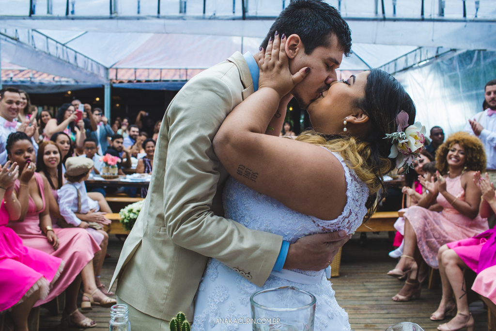 Beijo apaixonado do casal Mariana Rodrigues e Diego Neves em seu casamento