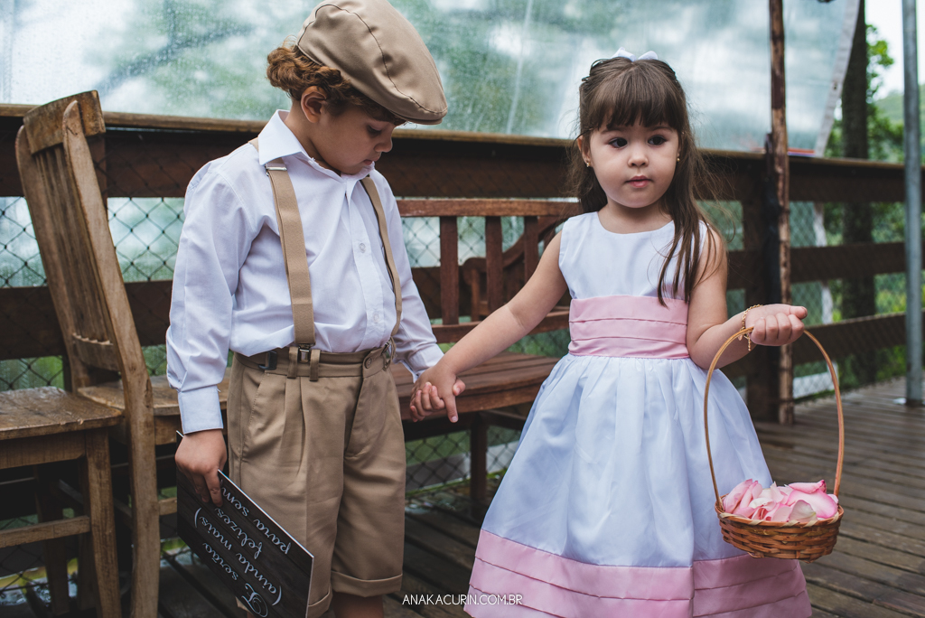 Pajem e daminha com cesta de flores de mãos dadas